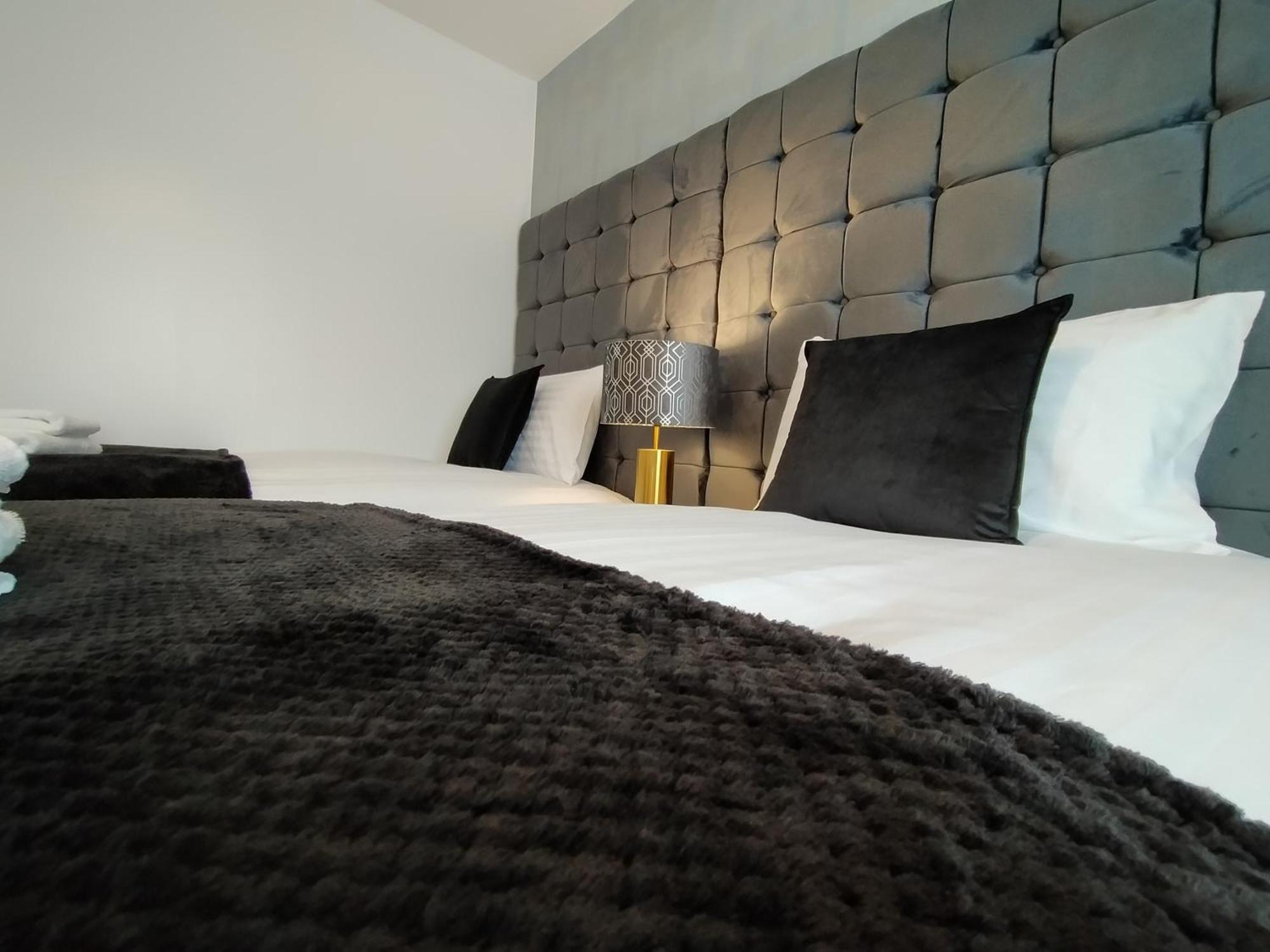 クルー Sirius House - Sleeps 7, Driveway, Gardenヴィラ エクステリア 写真