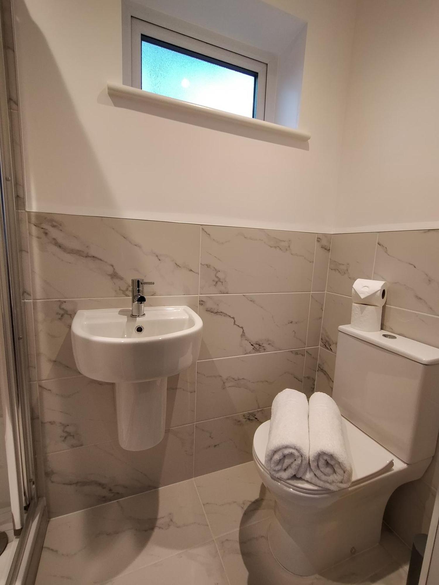 クルー Sirius House - Sleeps 7, Driveway, Gardenヴィラ エクステリア 写真