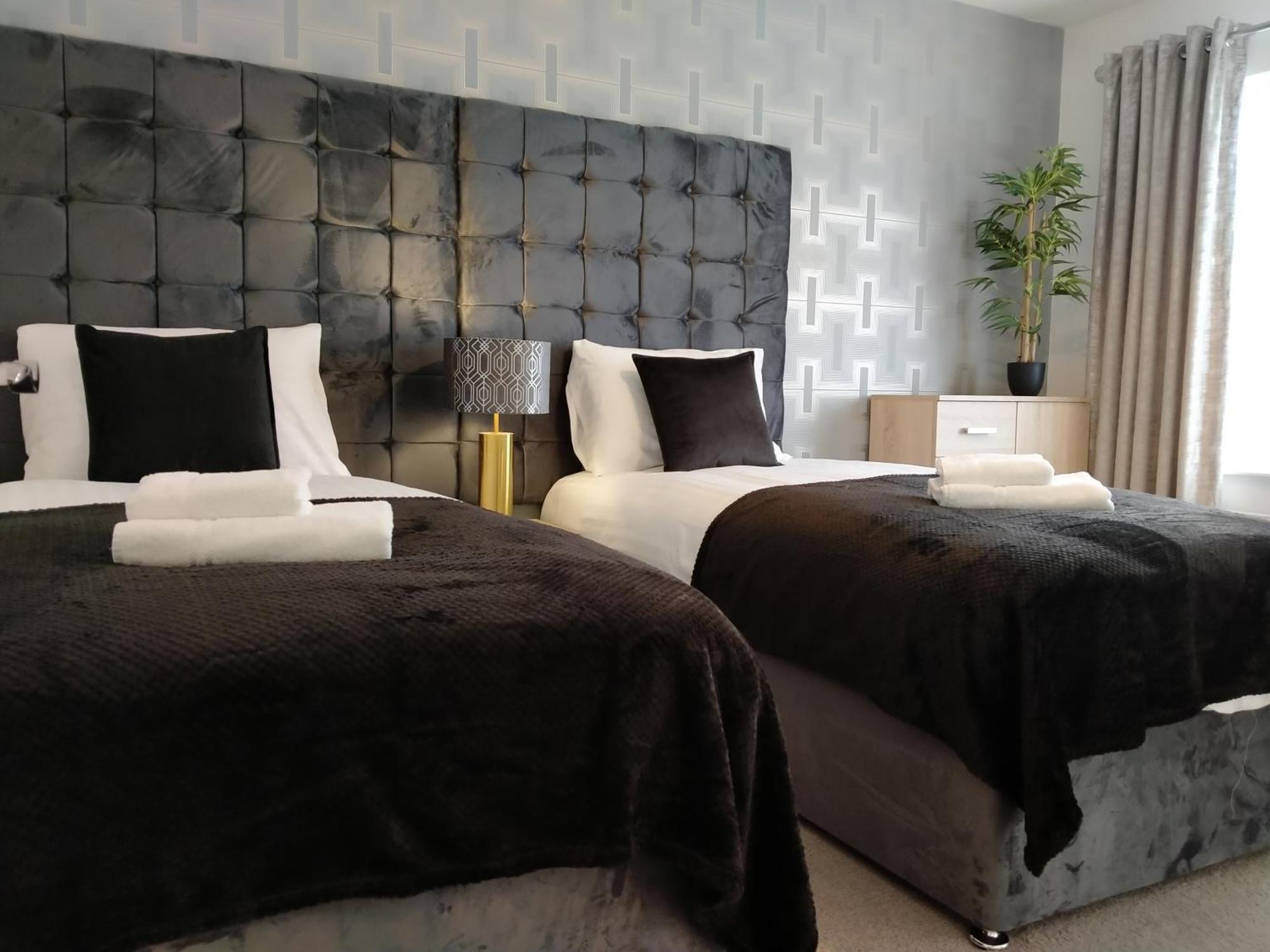 クルー Sirius House - Sleeps 7, Driveway, Gardenヴィラ エクステリア 写真