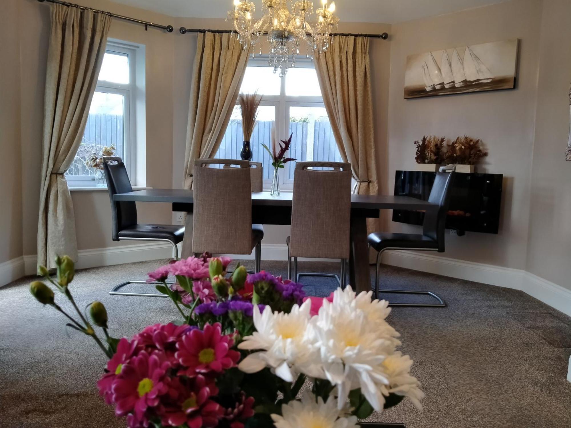 クルー Sirius House - Sleeps 7, Driveway, Gardenヴィラ エクステリア 写真